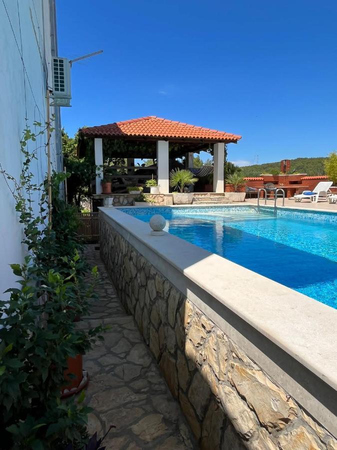 Apartment With Swimming Pool 耶尔萨 外观 照片