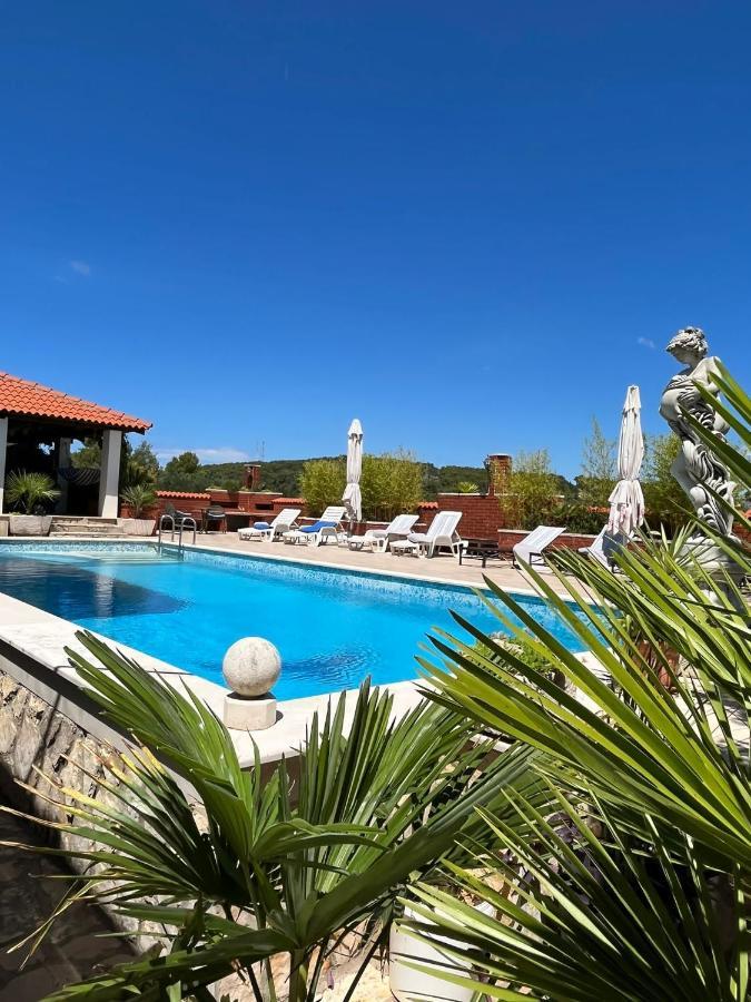 Apartment With Swimming Pool 耶尔萨 外观 照片