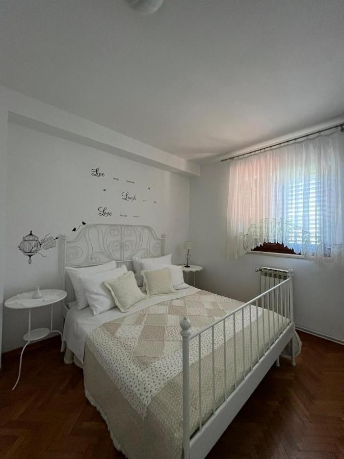 Apartment With Swimming Pool 耶尔萨 外观 照片